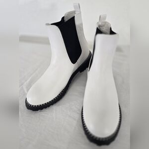 *NWOT* MIA Zyah Studded Chelsea Boots White Malta Winter Aspen Chic, size 7